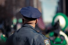 ΗΠΑ: Αστυνομικός σκότωσε με εννέα σφαίρες στην πλάτη έναν ύποπτο για κλοπή