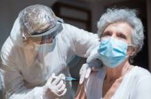 Εμβολιασμός ηλικιωμένης κατά της Covid-19