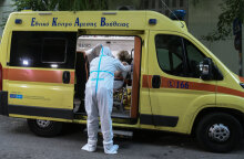 Ασθενής με κορωνοϊό μεταφέρεται με ασθενοφόρο του ΕΚΑΒ σε νοσοκομείο