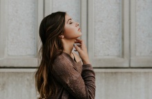 Ένα κορίτσι.