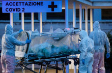 Στην Ιταλία ασθενής με κορωνοϊό μεταφέρεται σε νοσοκομείο Covid-19 στη Ρώμη