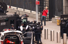 Ο ένοπλος στη Νέα Υόρκη έξω από τα κεντρικά γραφεία του ΟΗΕ έχει βάλει την καραμπίνα στον λαιμό του και απειλεί να αυτοκτονήσει