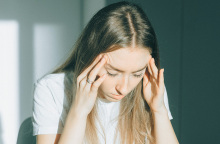 Κοπέλα με πονοκέφαλο