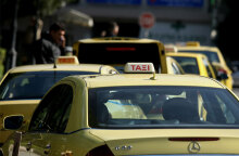 Ο Ηλίας Μόσιαλος άλλαξε γνώμη σε ανεμβολίαστο ταξιτζή