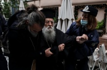 Eπεισόδιο με ιερέα κατά του Πάπα έξω από την Αρχιεπισκοπή Αθηνών