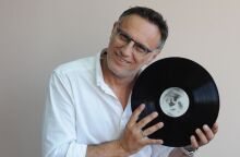 Ο Λεωνίδας Αντωνόπουλος κρατά δίσκο βινυλίου