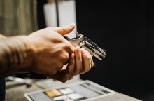 Ένας άνδρας ταξίδεψε αεροπορικώς από το Μπαρμπέιντος ως το Μαϊάμι με ένα γεμάτο πιστόλι στην τσέπη του