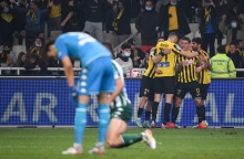 Super League - ΑΕΚ - Παναθηναϊκός 1-0: Με Σιμάνσκι πήρε το ντέρμπι της 12ης αγωνιστικής και παρέμεινε στο κατόπι του Ολυμπιακού.