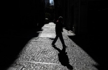 Κόσμος περπατά στο κέντρο της Αθήνας