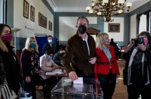 Εκλογές στο ΚΙΝΑΛ: Ο Παύλος Γερουλάνος ψήφισε στο Πνευματικό Κέντρο του Δήμου Αθηναίων και κάλεσε τους προοδευτικούς πολίτες να ενισχύσουν τη διαδικασία.