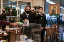 Εσωκομματικές εκλογές στο ΚΙΝΑΛ: Ο Ανδρέας Λοβέρδος είναι ο πρώτος υποψήφιος για την ηγεσία που άσκησε το εκλογικό του δικαιώμα. 