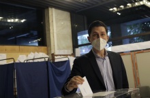 Εκλογές στο ΚΙΝΑΛ: Ανοιχτές οι κάλπες από το πρωί της Κυριακής – Ο υποψήφιος Παύλος Χρηστίδης ψήφισε στο 22ο Δημοτικό Κατάστημα του Δήμου Αθηναίων.