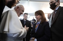 Κατερίνα Σακελλαροπούλου: Υποδεχόμενη τον Πάπα Φραγκίσκο στη Μυτιλήνη, η Πρόεδρος της Δημοκρατίας αναφέρθηκε στην προσφυγική κρίση που δοκιμάζει τη Μεσόγειο.