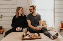 Ζευγάρι τρώει πρωινό στο κρεβάτι