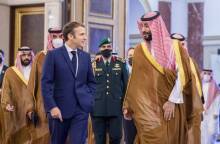 Ο Γάλλος πρόεδρος Εμανουέλ Μακρόν με τον Πρίγκιπα διάδοχο και Υπουργό Άμυνας της Σαουδικής Αραβίας Mohammad bin Salman al-Saud