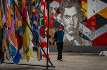 Στη Μόσχα ένας άνδρας περνά μπροστά από γκράφιτι - Σταθερά πάνω από 30.000 τα νέα κρούσματα κορωνοϊού στη Ρωσία