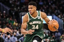 Αντετοκούνμπο: Νίκη των Μπακς με συρτάκι και τούρτα για τα γενέθλια του