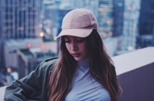 Ένα κορίτσι που φοράει καπέλο, ποζάρει. 