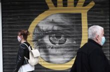 Πολίτες με μάσκα για τον κορωνοϊό 