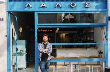 Η κεντρική είσοδος του «Λάλος» στον Νέο Κόσμο και ο δημιουργός του Σπύρος Πανόπουλος.