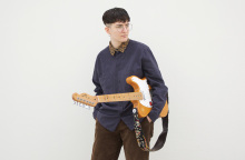 Η τραγουδίστρια Amalia με την ηλεκτρική της κιθάρα