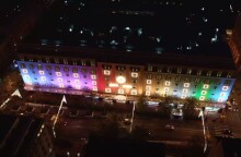 Το κτίριο του εμπορικού κέντρου City Link φωταγωγημένο εορταστικά για τα Χριστούγεννα