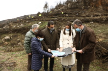 Η Γενική Διευθύντρια της Coca Cola 3 Έψιλον Μαρία Αναργύρου – Νίκολιτς, η Γενική Διευθύντρια της Coca-Cola Hellas Μαρία Αναργύρου και ο Υπουργός  Περιβάλλοντος & Ενέργειας Κωνσταντίνος Σκρέκας συνομιλούν για την αποκατάσταση των καμένων της Βαρυμπόμπης.