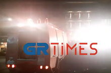 Πυροσβέστες στη Θεσσαλονίκη μπροστά στο κτίριο όπου εκδηλώθηκε φωτιά σε διαμέρισμα