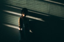 Ένα κορίτσι κοιτάει μακριά από την κάμερα.