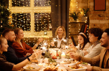 Οικογένεια γύρω από το γιορτινό χριστουγεννιάτικο τραπέζι