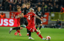 Ο Ράτζα Ναϊνγκολάν σουτάρει σε αγώνα της Αντβέρπ με το νούμερο 4 στην πλάτη.