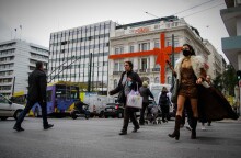 Πολίτες με μάσκα στο κέντρο της Αθήνας