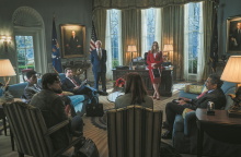 Σκηνή από την ταινία «Don't Look Up» με τους Λεονάρντο Ντι Κάπριο, Τζόνα, Χιλ, Μέριλ Στριπ και Τζένιφερ Λορενς