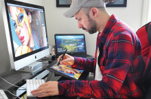 O illustrator και cover artist Elias Chatzoudis σχεδιάζει ένα από τα Pin-up κορίτσια του