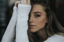 Ένα κορίτσι ποζάρει και κοιτάει την κάμερα