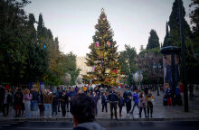 Πολίτες με μάσκα για τον κορωνοϊό στο Σύνταγμα