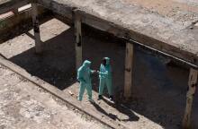 Άνδρας και γυναίκα σε εγκαταλελειμμένο κτίριο - Φωτογράφηση ρούχων μόδας - Theta Clothes