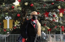 Χριστούγεννα στην Αθήνα - Πολίτης με μάσκα