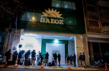 Τηλεοπτικά συνεργεία και δημοσιογράφοι έξω από τα γραφεία του ΠΑΣΟΚ