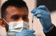 Εμβόλιο «τρία σε ένα» δοκιμάζει η Moderna