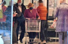 Η Άνγκελα Μέρκελ σε σούπερ μάρκετ σπρώχνει το καρότσι με τα ψώνια