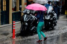 Γυναίκα με ομπρέλα στη βροχή 