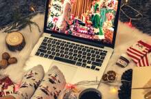 Μια κοπέλα βλέπει χριστουγεννιάτικη ταινία στο λάπτοπ