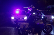 Αστυνομικός σπεύδει σε σπίτι στο Μενίδι, όπου άνδρας απειλούσε να σκοτώσει τη μητέρα του (ΦΩΤΟ ΑΡΧΕΙΟΥ)