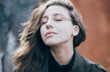 Ένα κορίτσι ποζάρει