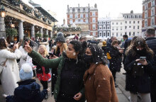Πολίτες με μάσκα για τον κορωνοϊό στη Βρετανία