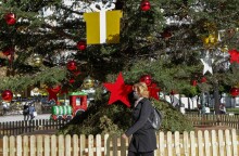 Πολίτης με μάσκα στο στολισμένο Σύνταγμα