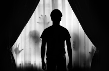 Άνθρωπος και σκιές σε μαύρο φόντο