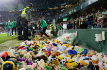 Τα λούτρινα αρκουδάκια που πέταξαν οι φίλαθλοι της Μπέτις