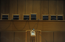 Ως ύποπτος δύο κακουργημάτων καλείται γνωστός αρνητής δικηγόρος 